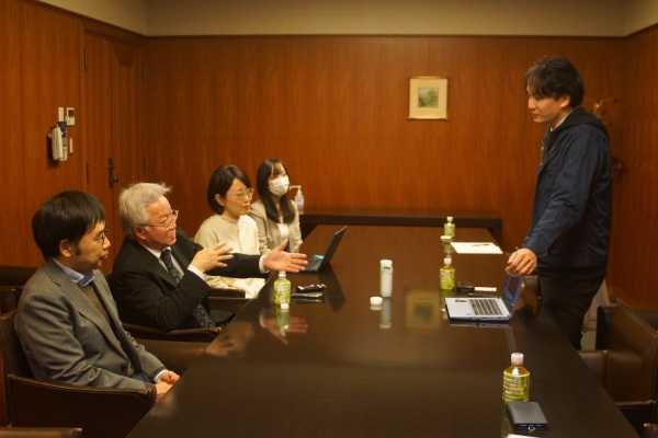 野口副学長に自社の事業内容を説明する平井社長の写真