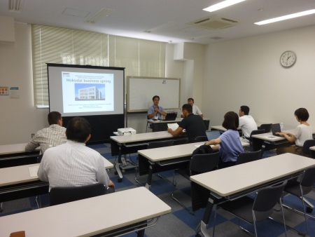 ウズベキスタン・日本青年技術革新センター職員と依田CIMの意見交換の写真