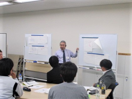 講師が受講者の発表にコメントする様子