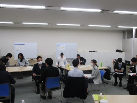 受講者同士がグループワークする様子