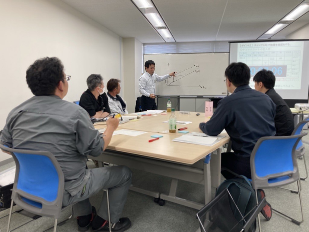 講師が受講生の質問に丁寧に回答する場面