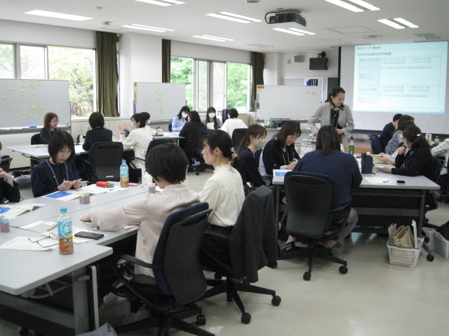 「女性リーダーのためのステップアップ講座」研修の風景