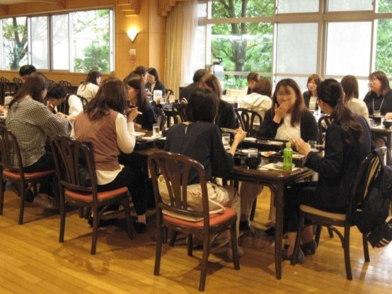 「女性リーダーのためのステップアップ講座」ランチ会の風景