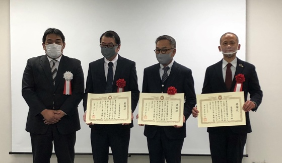 写真：感謝状を贈呈された3社と愛知県教育委員会の担当者