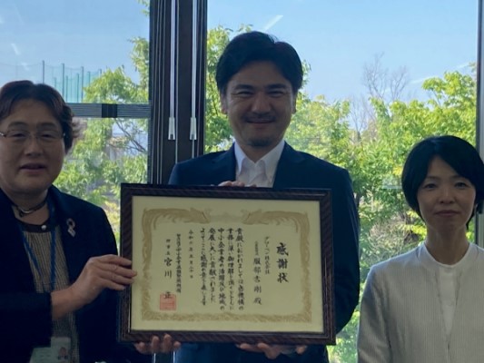 グローベン株式会社服部代表取締役社長と中小機構の藤野中部本部長と宮本企業支援課長　