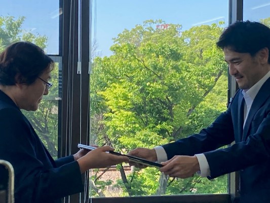 中小機構　藤野中部本部長から感謝状を受け取るグローベン株式会社　服部代表取締役社長