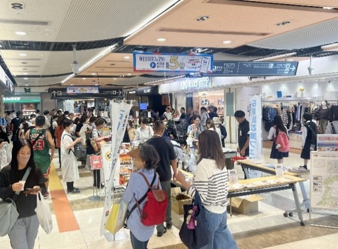 イベントスペースを行きかう買い物客