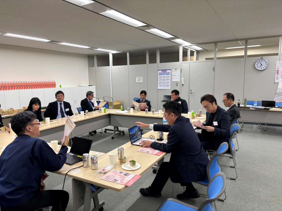 懇親会で交流を深める応援士と職員の様子