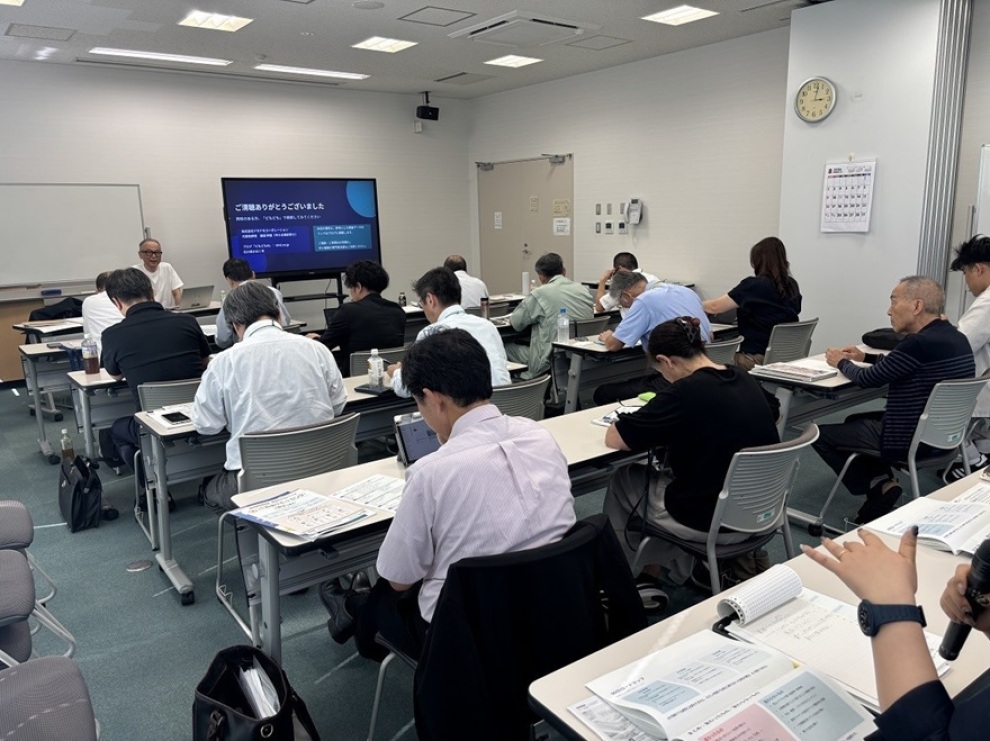 耳を傾け熱心にメモを取る受講者の様子