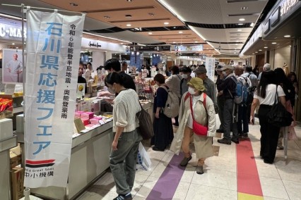 商品に足を止める買い物客の様子