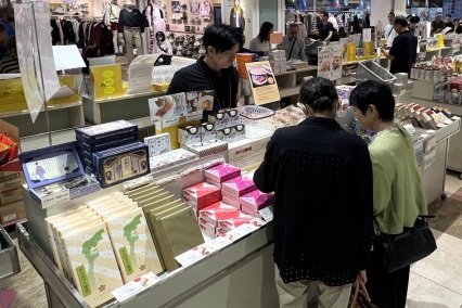 接客をする北陸本部職員の様子