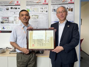 左：日本電磁測器株式会社　笠原有仁代表取締役