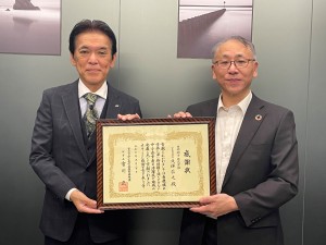 左：日研硝子株式会社　久保信之代表取締役社長